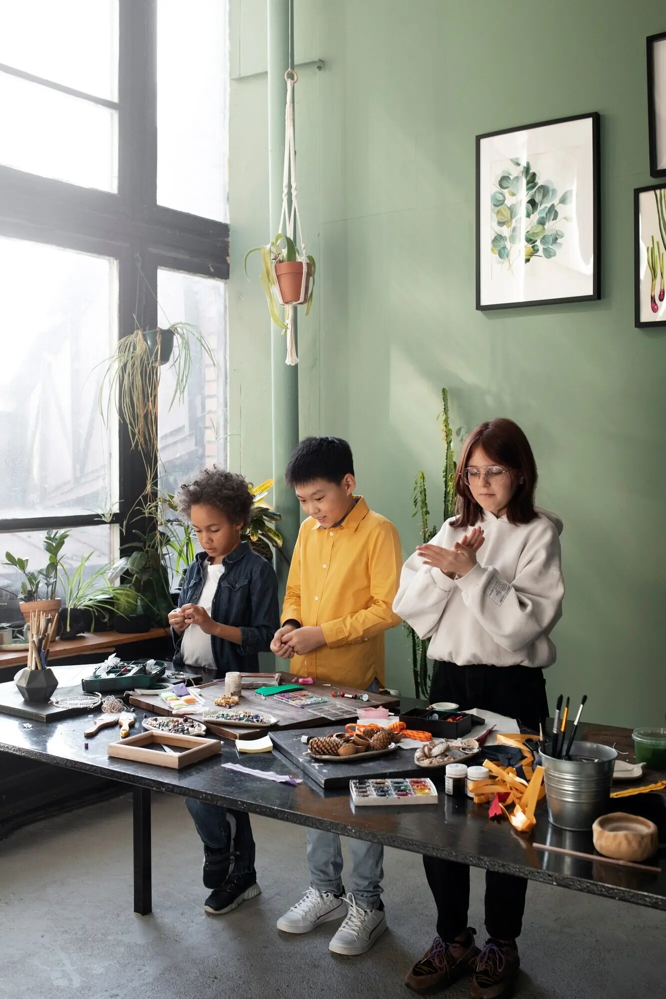 Junges Kind, das ein DIY-Projekt aus upgecycelten Materialien bastelt.