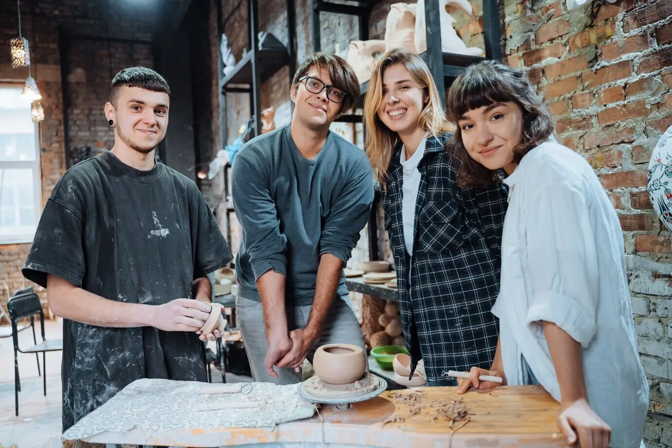 Herstellung eines handgefertigten Tontopfs. Töpferunterricht mit einem Meister.